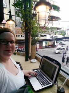 MiMaMaike beim bloggen in Hanoi